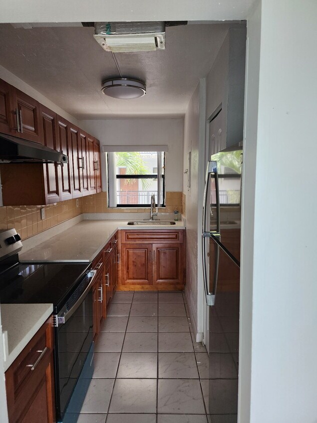 Building Photo - 650 NE 149th St