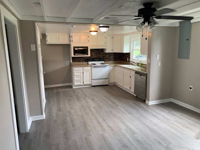 kitchen/dining area - 222 S Sycamore St