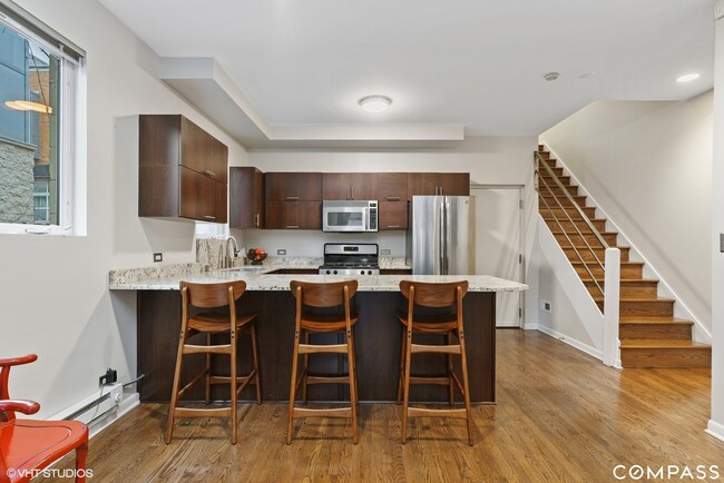 Building Photo - 2524 W Bloomingdale Ave