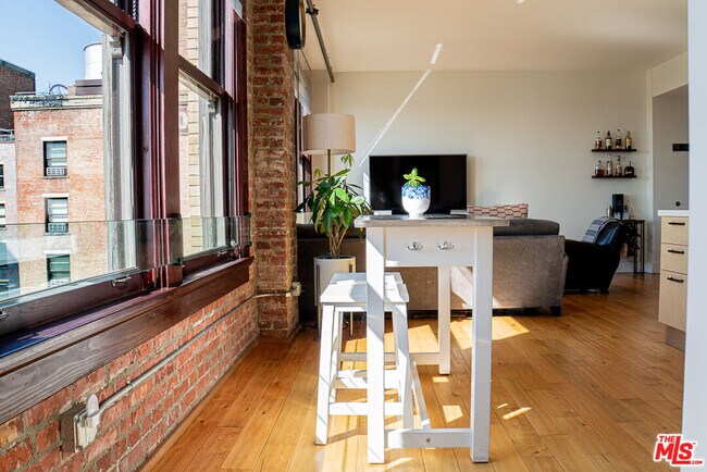 Foto del edificio - 460 S Spring St