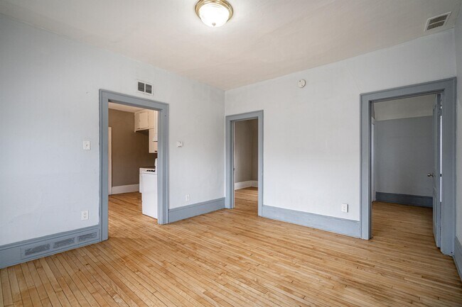 Building Photo - 1500 W Dakota St