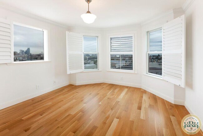 Foto del edificio - Spacious 2-Bedroom Condo with Private Roof...