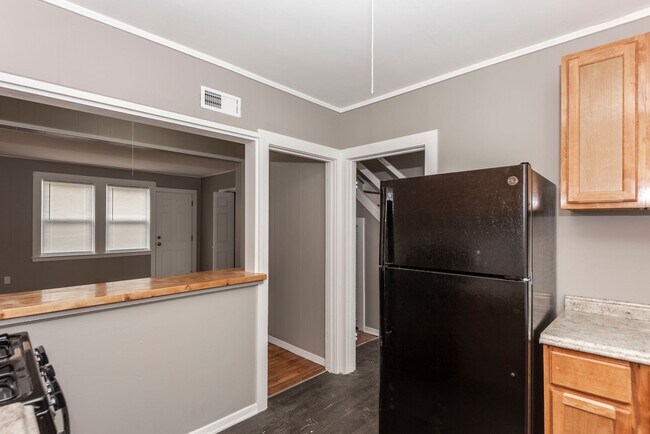 Building Photo - Modern Townhome