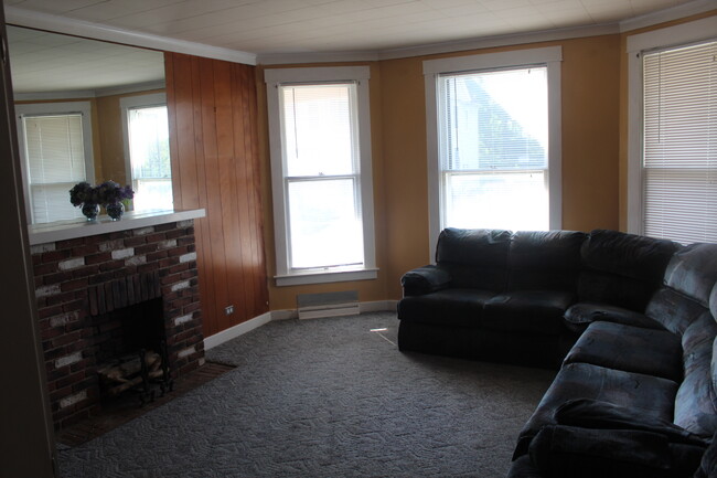 1st floor living room - 1507 Elm St