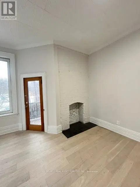 Building Photo - 2 Bellwoods Park