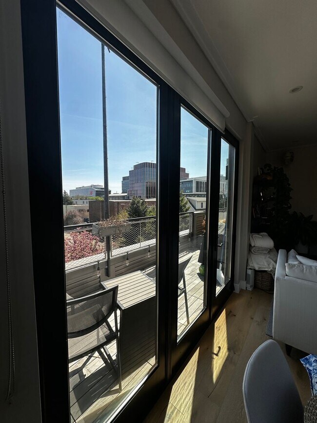 Foto del edificio - Spacious 2 Bed, 2 Bath Luxury Condo with Downtown Boston Views