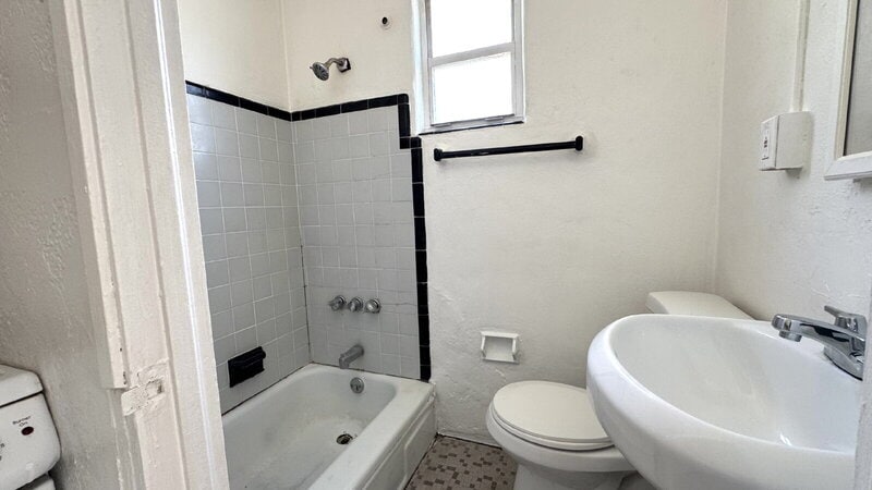 Building Photo - 419-421 N Wild Olive Ave