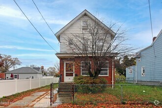 Building Photo - 45 Cedar St