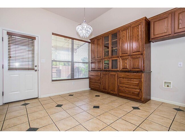 Building Photo - 512 Madisons Way