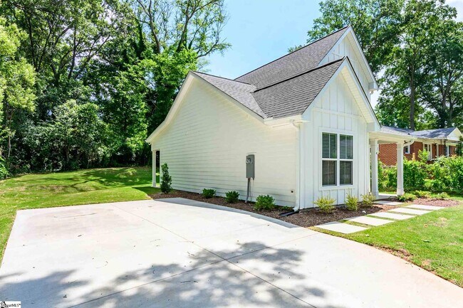 Building Photo - 4 Plum Dr