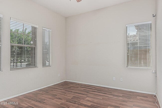 Foto del edificio - 1242 E Strawberry Dr
