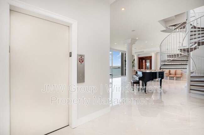 Foto del edificio - 1709 Harbor Ave SW