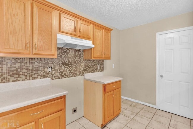 Building Photo - Charming 3 bedroom 2 bath Ranch style home...