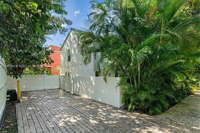 Photo - 3176 Mary St Townhome