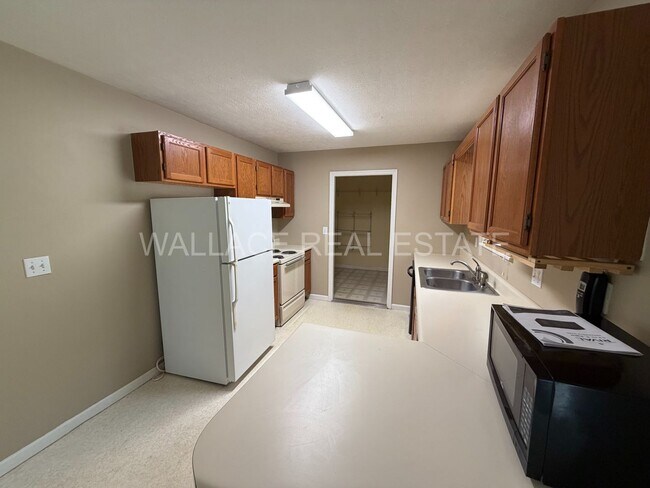 Building Photo - ADORABLE 3 BEDROOM HOUSE IN HALLS!!
