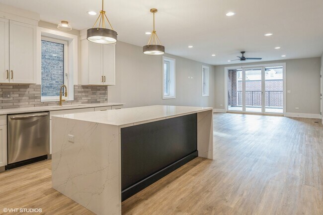 Building Photo - 1647 W Irving Park Rd