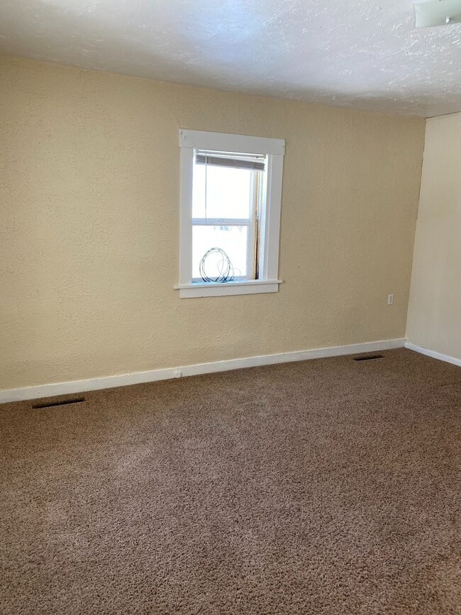 Foto del edificio - Cozy 2-Bedroom Home with Spacious Yard – C...