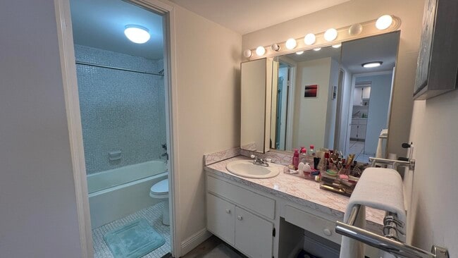 Building Photo - 1301 NE Miami Gardens Dr