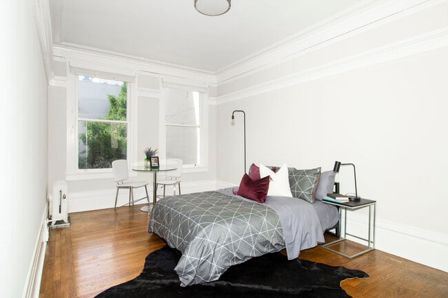 Interior Photo - 709 Geary