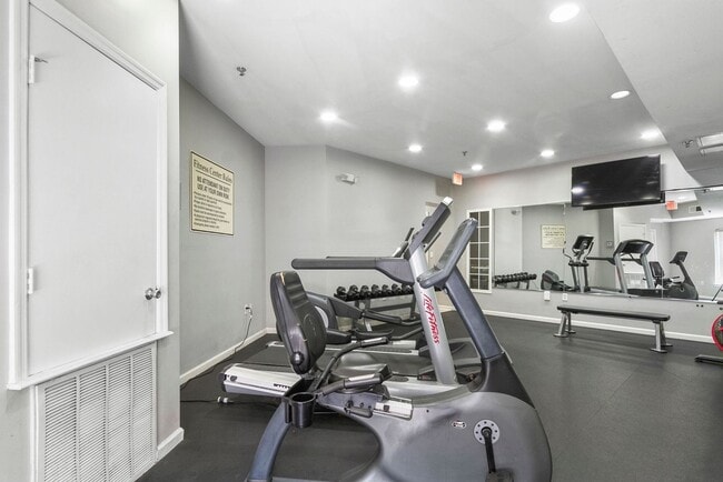 Building Photo - Nice 1 Bed 1 Bath at Capstone Quarters! Available Fall 2026!