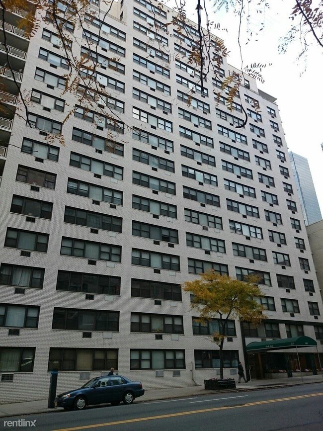 Building Photo - 435 W 57th St