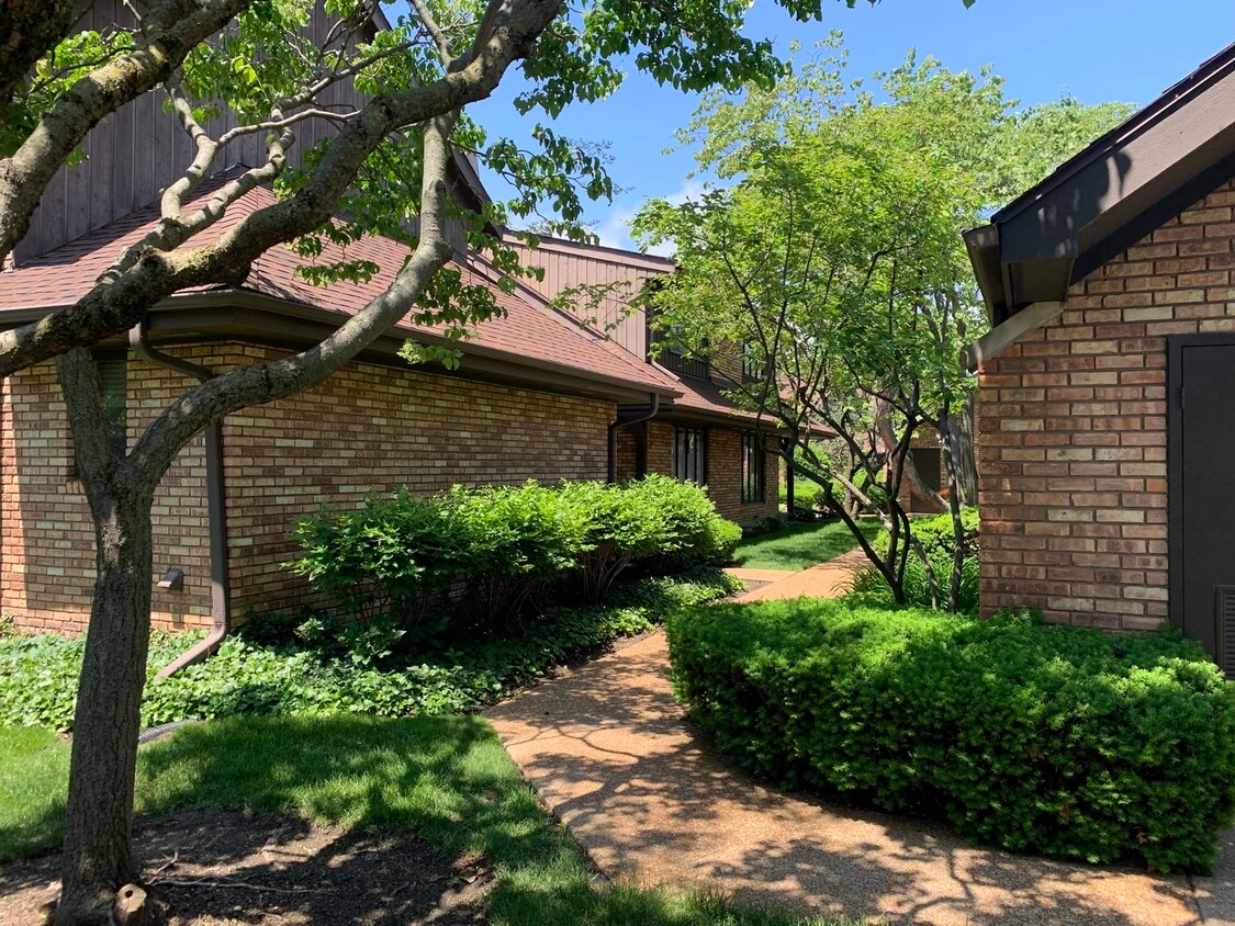 1870 Mission Hills Ln, Northbrook, IL 60062 Condo for Rent in