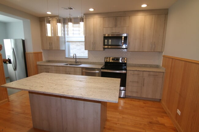 Building Photo - 3049 N Davlin Ct