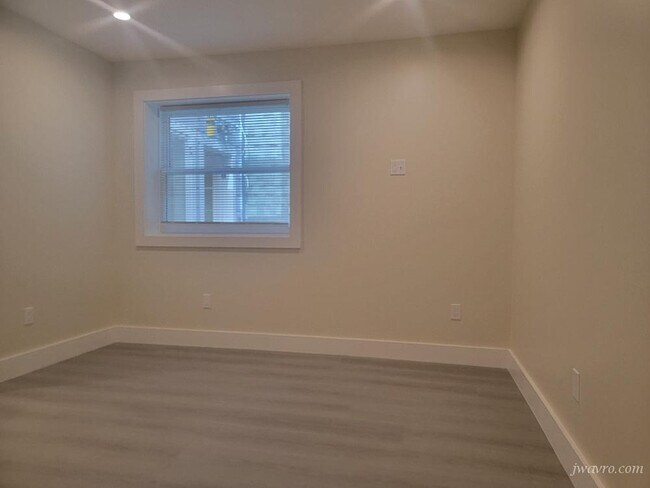 Building Photo - 164 Tiffany Ave