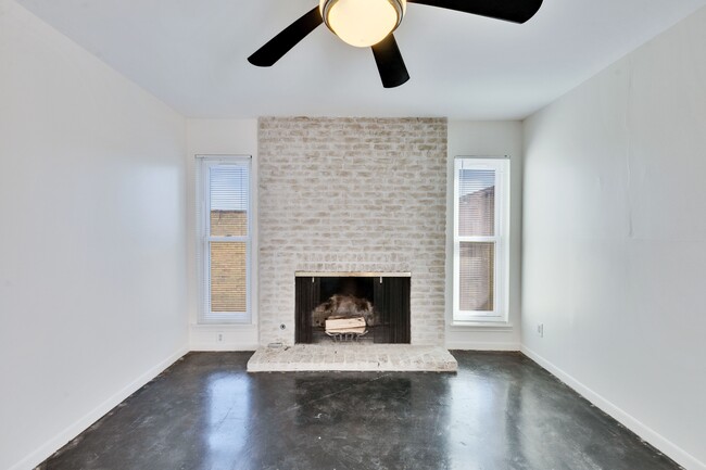 Building Photo - 3431 N Hills Dr