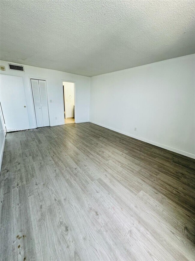 Foto del edificio - 2020 NE 135th St