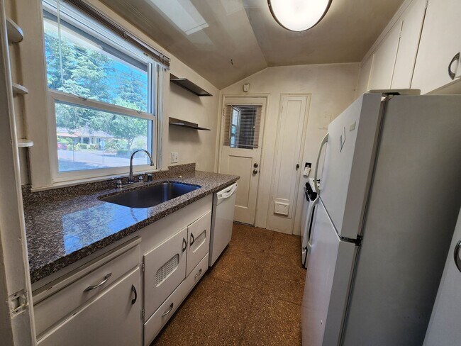 Foto del edificio - Spacious One bedroom with In-unit Laundry Available April 5th.