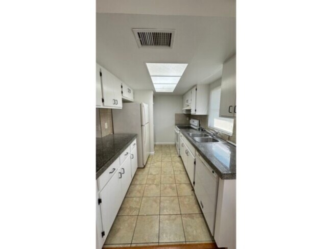 Foto del edificio - 2 Bedroom 2 bath Apartment- Convenient SW Cape Coral location!
