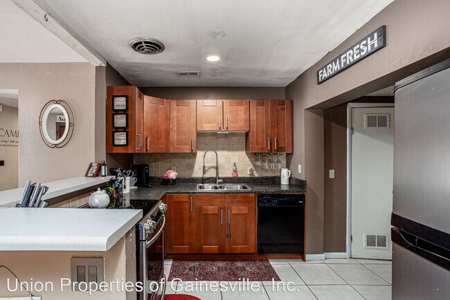 Building Photo - 3 br, 1.5 bath House - 2322 NE 11th Street