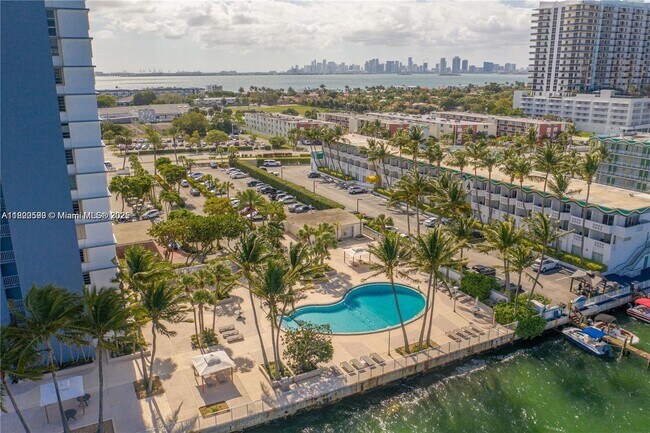 Foto del edificio - 1865 79th Street Causeway