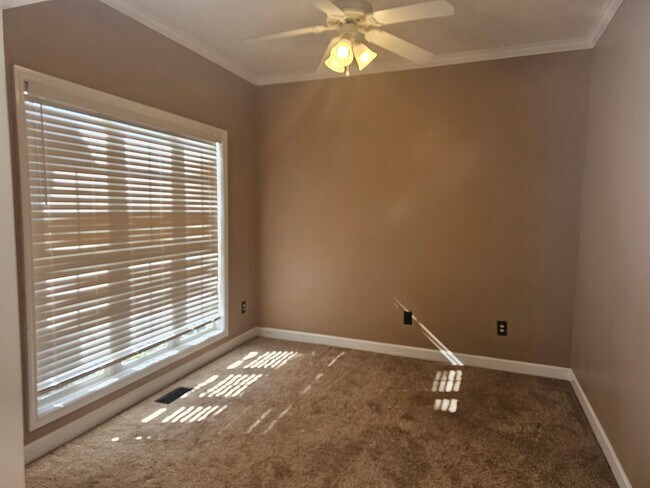 Foto del edificio - 4 bedroom with Bonus, fenced in backyard!