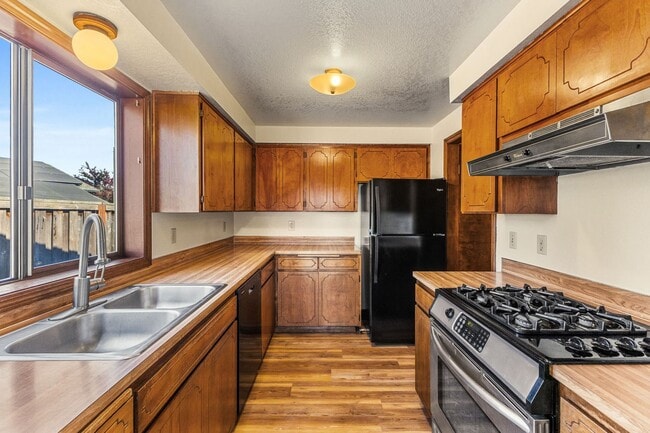 Building Photo - Ideally Located Close to It All — A Cozy Cul-de-Sac Home with Fireplace, Modern Updates & a Fence...