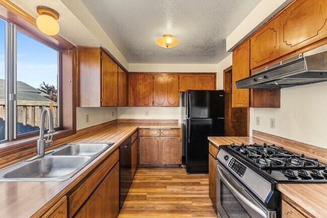 Foto del edificio - Ideally Located Close to It All — A Cozy Cul-de-Sac Home with Fireplace, Modern Updates & a Fence...