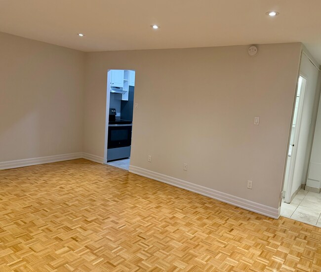 Photo du bâtiment - RENOVATED Bachelor with 1 Bath in PRIME ETOBICOKE - Royal York Gardens