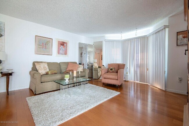 Foto del edificio - 185 Tulip Ln