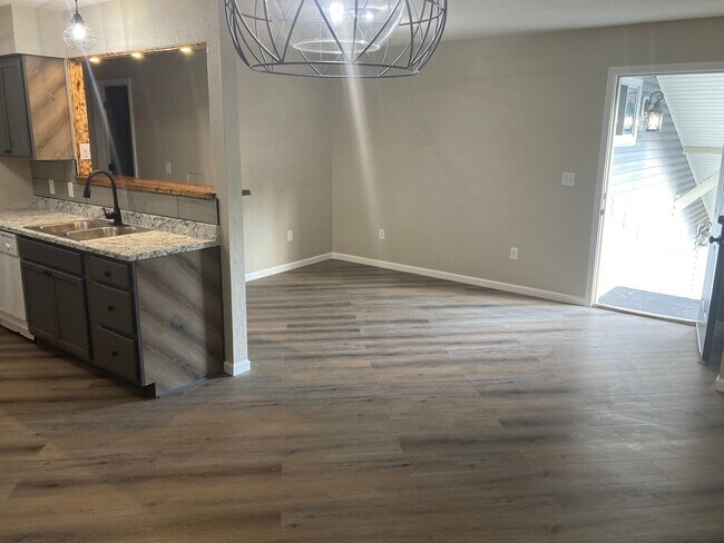 Foto del edificio - Renovated 2 Bedroom Apartment