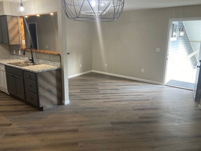 Building Photo - Renovated 2 Bedroom Apartment