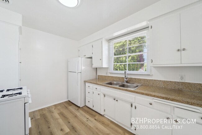 Foto del edificio - 5329 Vantage Ave