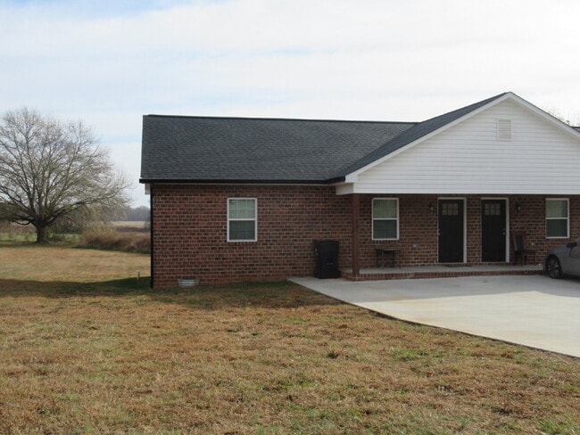 Foto del edificio - Brick Duplex for Rent Just Minutes from Lincolnton!
