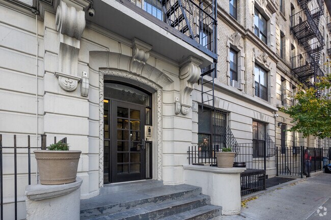 Entrada - 226-228 W 111th St