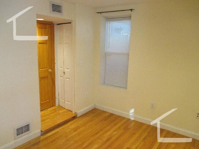 Foto del edificio - 3 Bed. 2 Full Baths. in Brookline, Steps f...