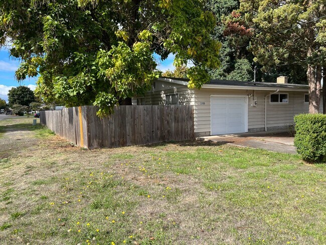 Foto del edificio - 3 bedroom 1 bathroom single level home!