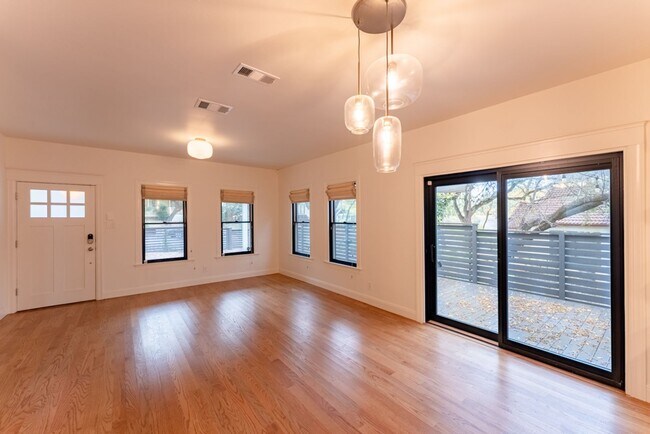 Foto del edificio - Luxury Living in Travis Heights—Historic 3...