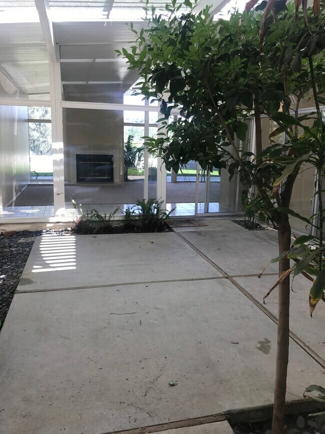 Foto del edificio - Fabulous 4 Bedroom 2 Bathroom  Granada Hil...