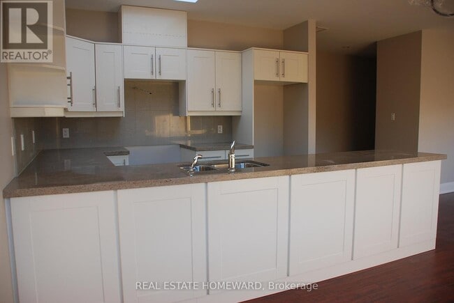 Building Photo - 425 Queen St E