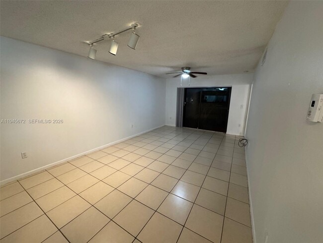 Foto del edificio - 9948 Nob Hill Ln